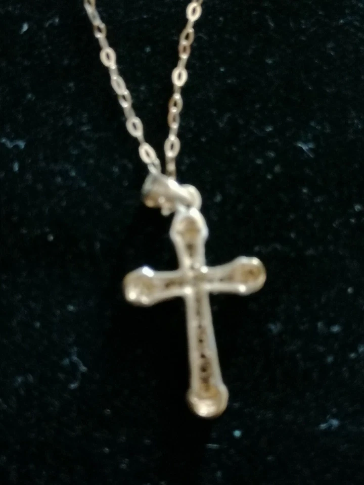 Catenina in oro 9 kt e pendente in oro giallo 9 kt a forma di croce con diamanti - Immagine 3 di 4