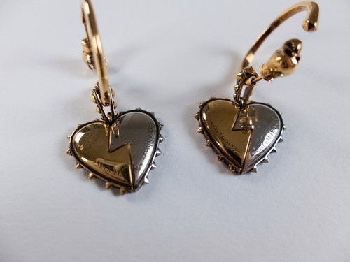 Orecchini a cerchio ALEXANDER MCQUEEN tono oro cuore a punta pendente autentici - Foto 3 di 7
