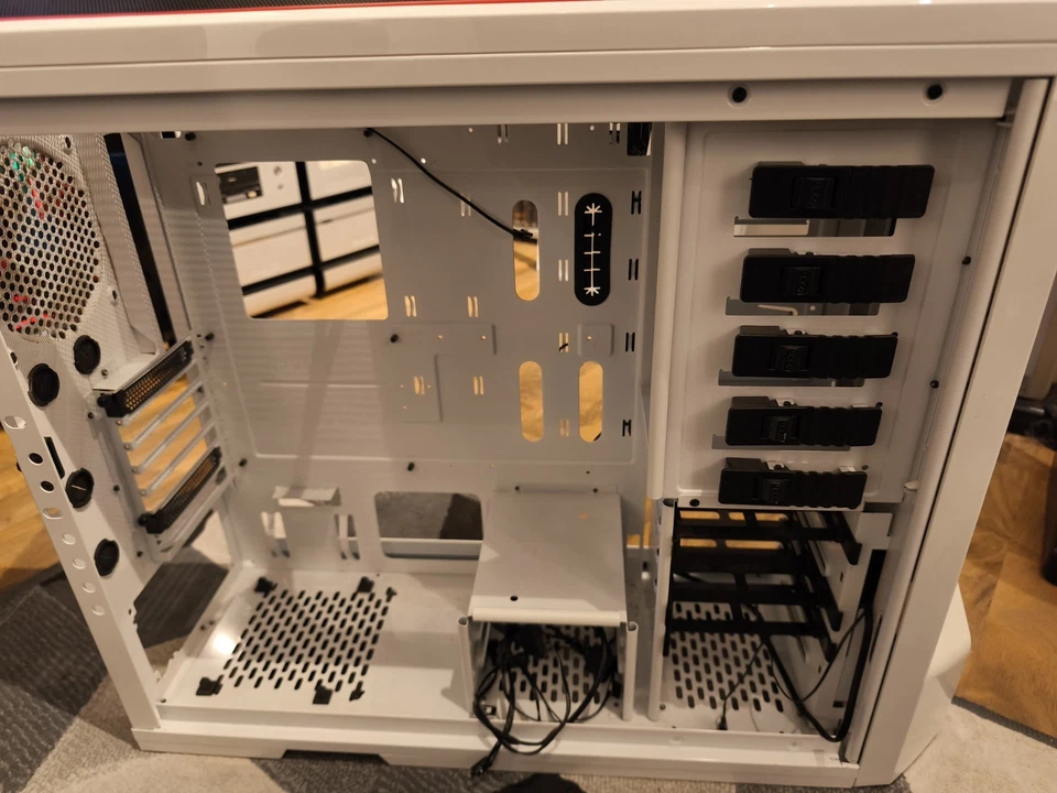 NZXT Phantom – Urvariante (Weiß/Rot) mit USB-3.0-Panel - Bild 3 von 4