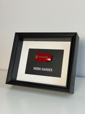 Chiave Ferrari decorazione parete/idea regalo cornice legno nero motivo "WORK HARD".