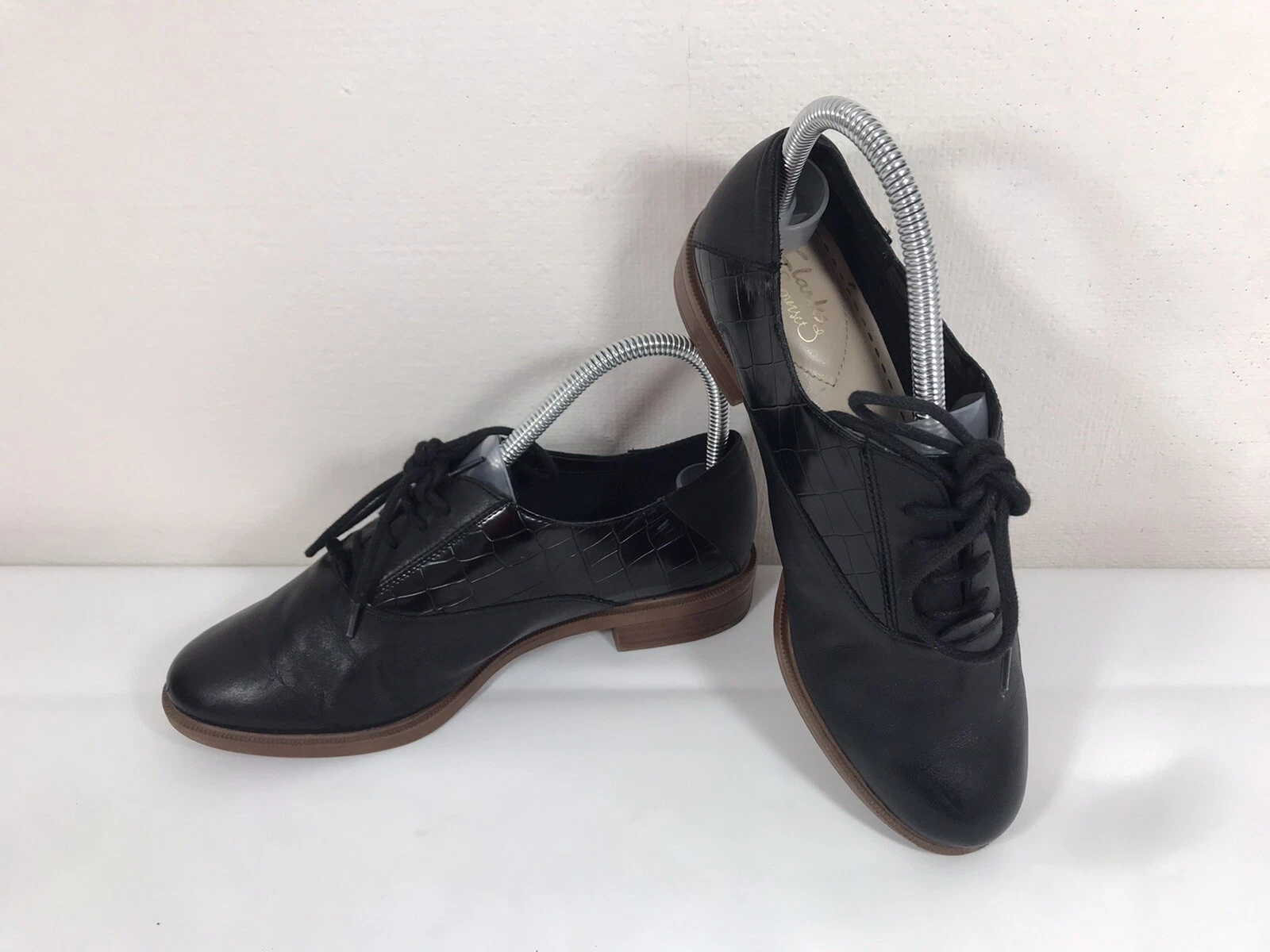 Broghe piatte Clarks Somerset pelle nera finiture in pelle di coccodrillo Oxford stringate 4