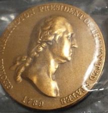 Medalla de Bronce George Washington Edición Como Nueva de Estados Unidos 1 1/4 D. Elevada "Tiempo... Fama"