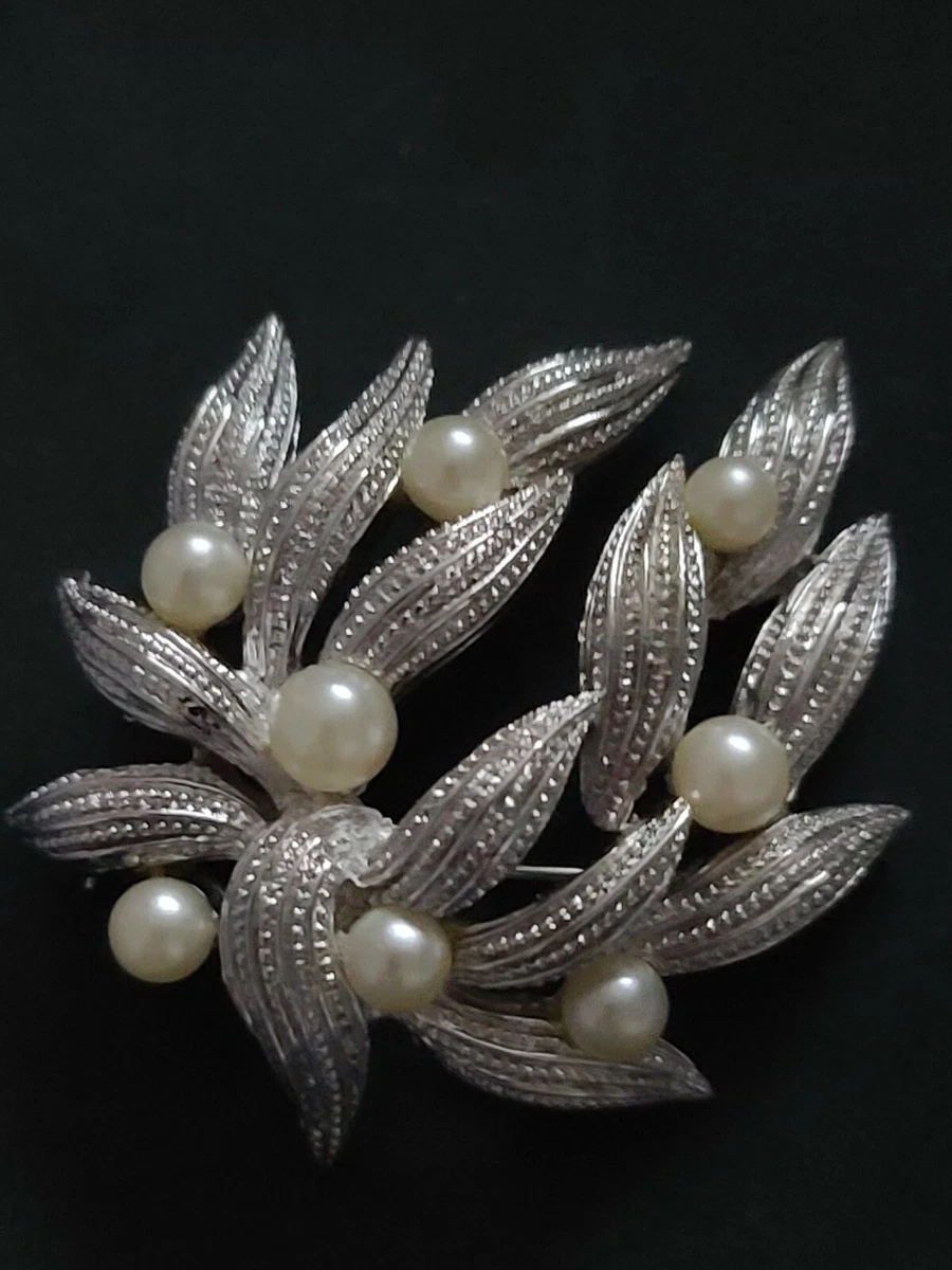 Trifari shop pearl brooch