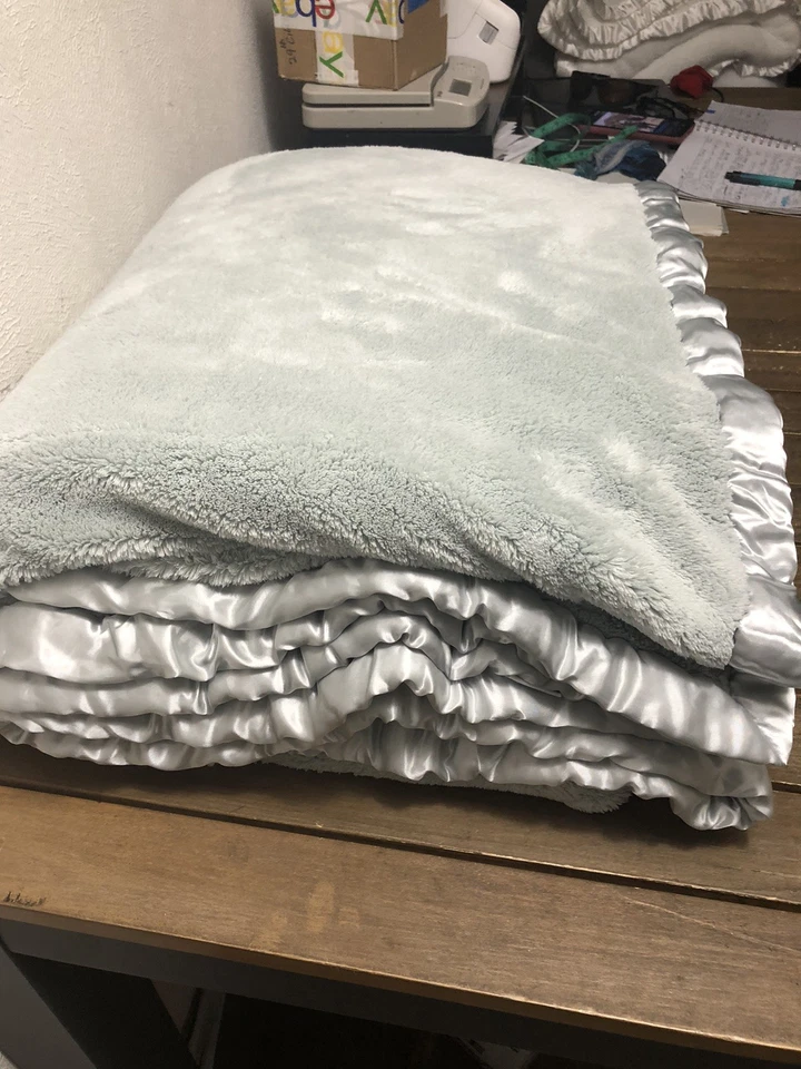 Simply Shabby Chic King 尺寸毯子绿色缎面装饰 2 层毛绒 113x97 英寸二手状况完好 — 第 2/4 张图片