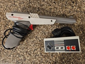 Nintendo NES-001 Console W/ Gray Zapper, Controller & 8 Games LOT