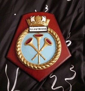 VINTAGE ROYAL NAVY WALL PLAQUE CREST SHIELD HMS ILLUSTRIOUS AIRCRAFT CARRIER