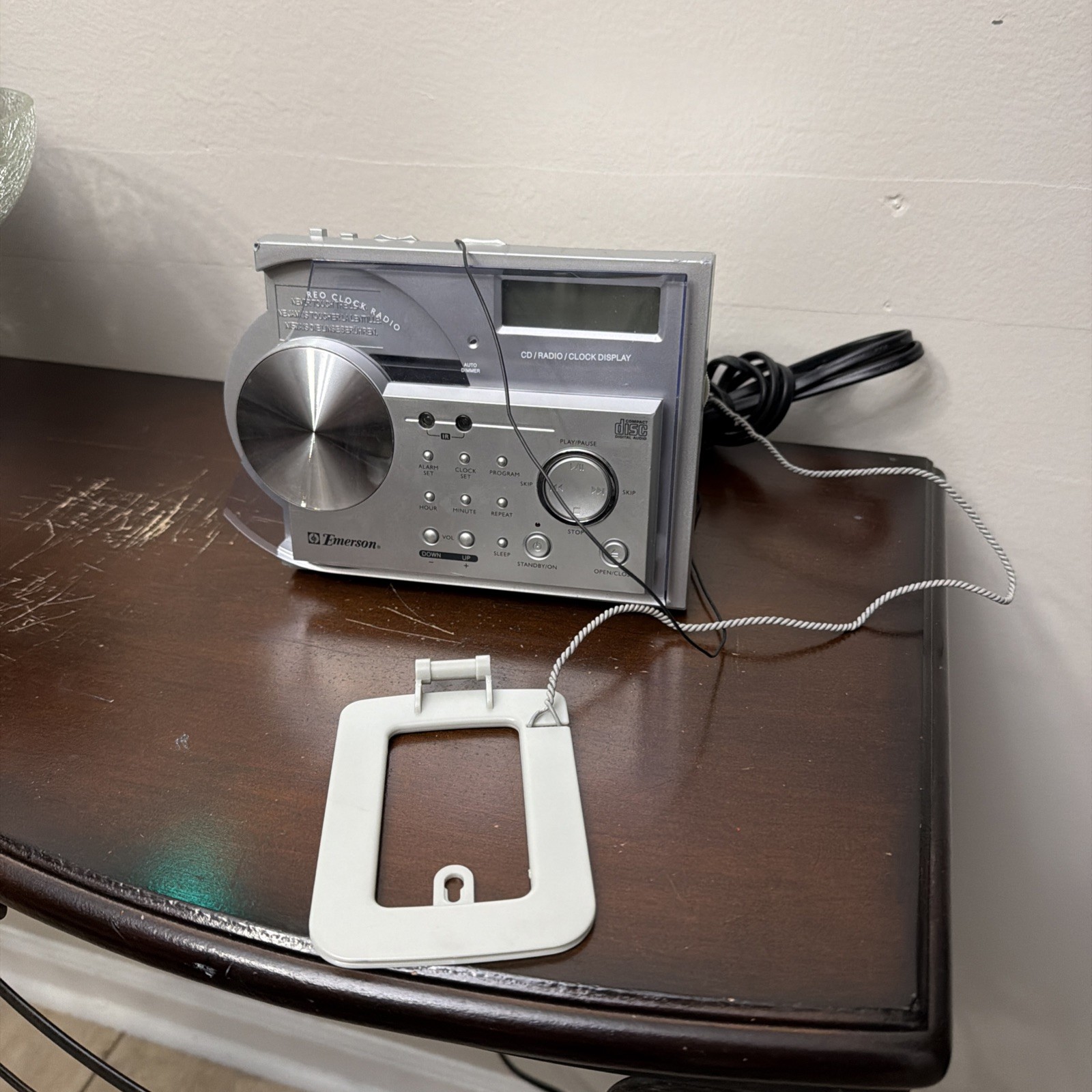 Emerson 2005 CKD 2330 AM/FM CD Stereo Clock Radio with Swinging Electronic Door