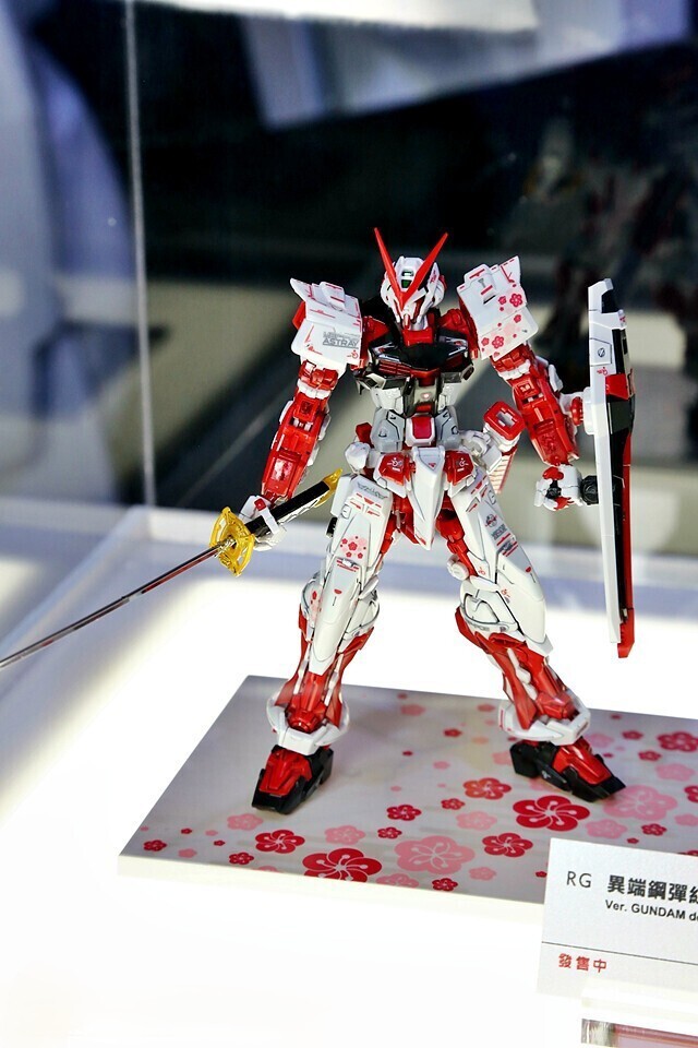 Action Figure Bandai RG Gundam Docks at Taiwan Astray Red Action Figure Bandai RG Gundam Docks at Taiwan Astray Red