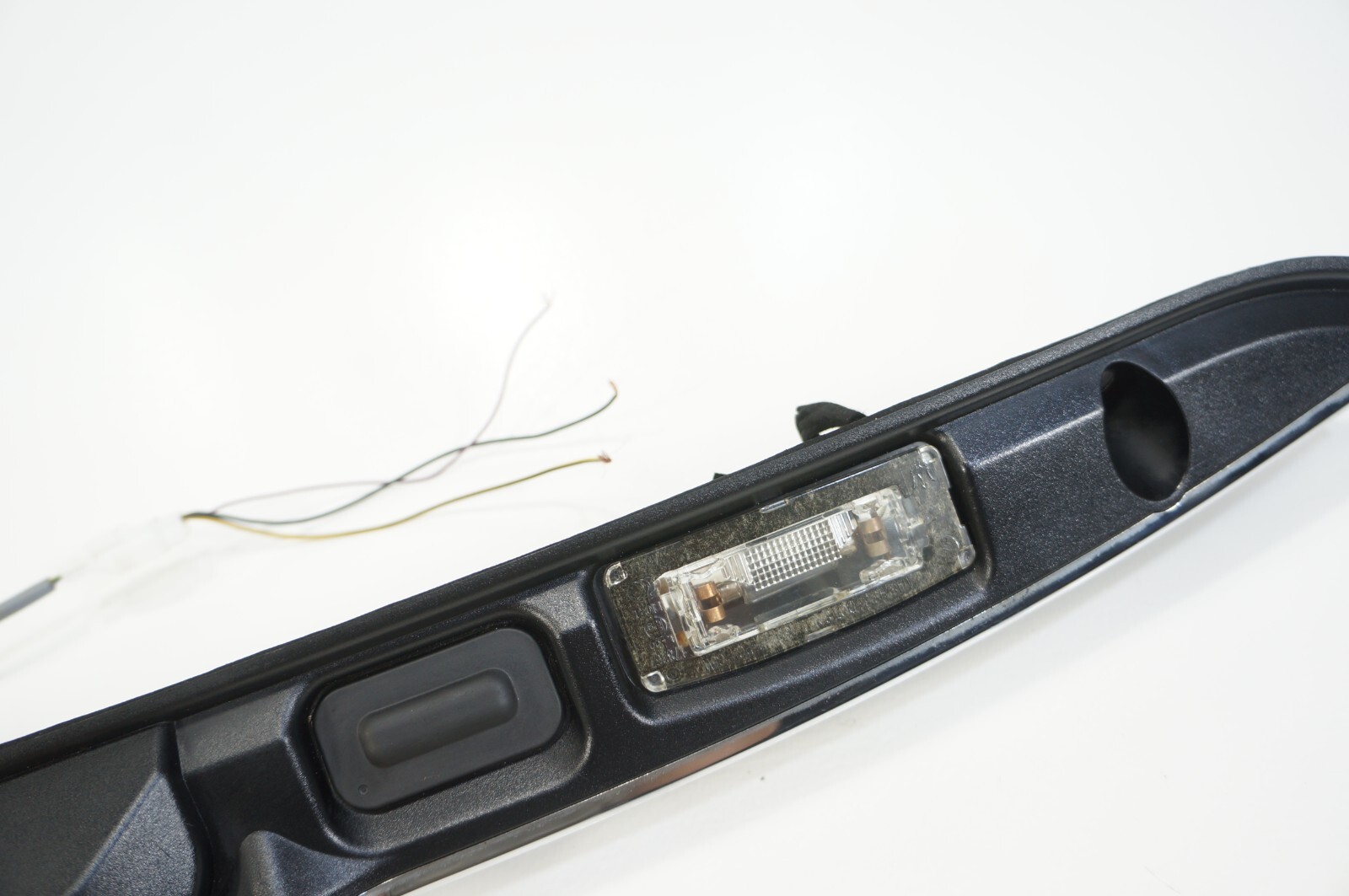 2014-2017 Maserati Ghibli M157 Trunk Deck Lid License Light Lamp Molding Cover