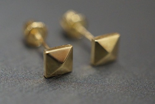 Pendientes traseros cuadrados de oro amarillo liso de 14 K para mujeres y niños de 4 mm pirámide 3D. - Imagen 2 de 9