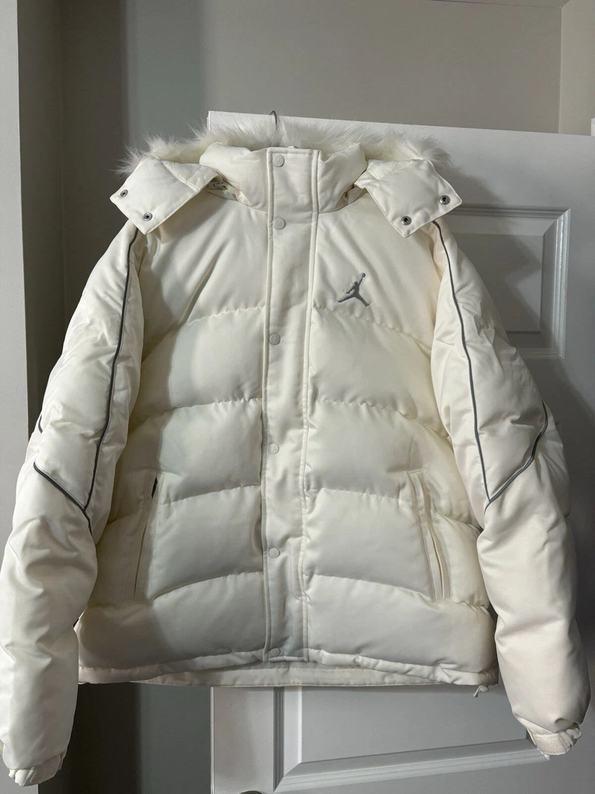 Veste matelassée blanche Supreme/Jordan FW24 ; État : Neuf ; Taille : XL ; avec cintre