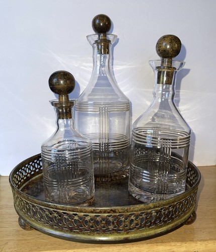 3 decanter e tappi con vassoio dall'India fermi e vassoio in metallo vintage da collezione - Foto 4 di 13