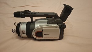 CANON 3CCD Digital Camcorder XM1 pal 20x  Mini DV plus Accessories - Tested