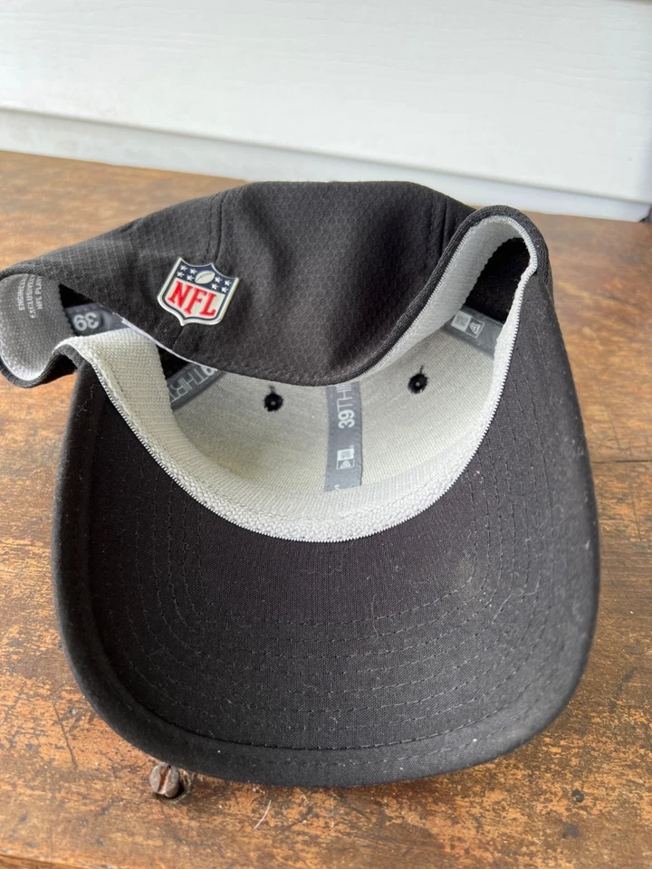 Gorra New Era NFL Atlanta Falcons 39Thirty S/M negra y roja ala de panal elástica Foto 4 de 4