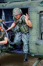 COLLECTORS SHOWCASE VIETNAM WAR CS01185 HUEY JUMPER READY