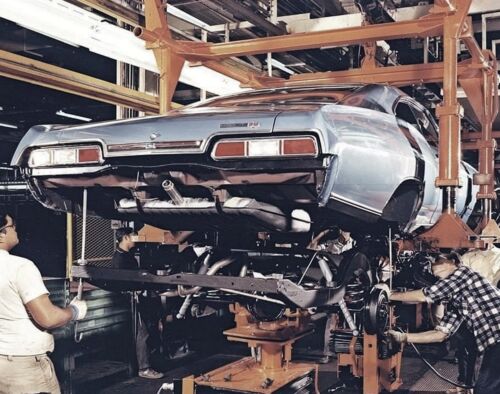 1967 CHEVROLET IMPALA  ASSEMBLY LINE PHOTO  (211-q) - Picture 1 of 1
