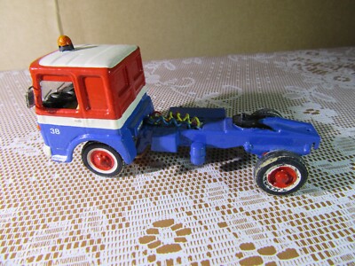 Camion Saviem SM 300 Calberson, Noir à bande jaune et rouge - Brekina 78155 - HO 1/87
