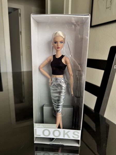 Barbie Signature Looks 8 Short Platinum Hair 2021 HCB78 Made to Move NRFB