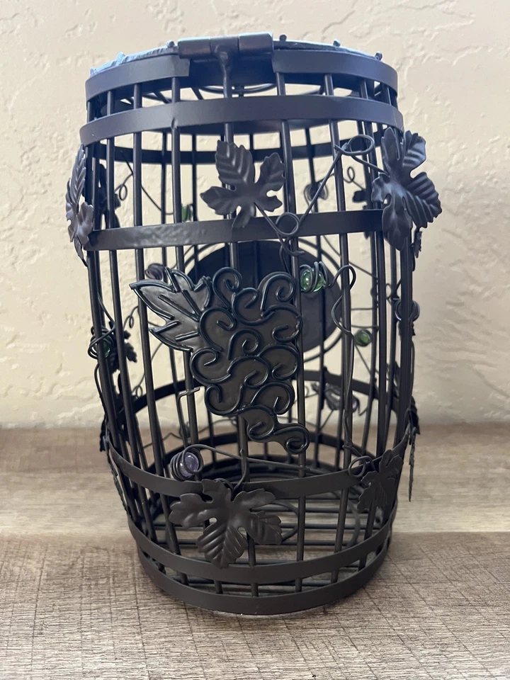 Soporte de corcho Epic Wine jaula de barril de metal con vid y cuentas para coleccionistas de corcho Foto 3 de 4