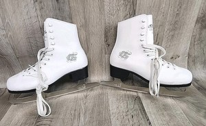 CCM Champion Deluxe Skates Ladies Sz 6 Figure Ice Skates