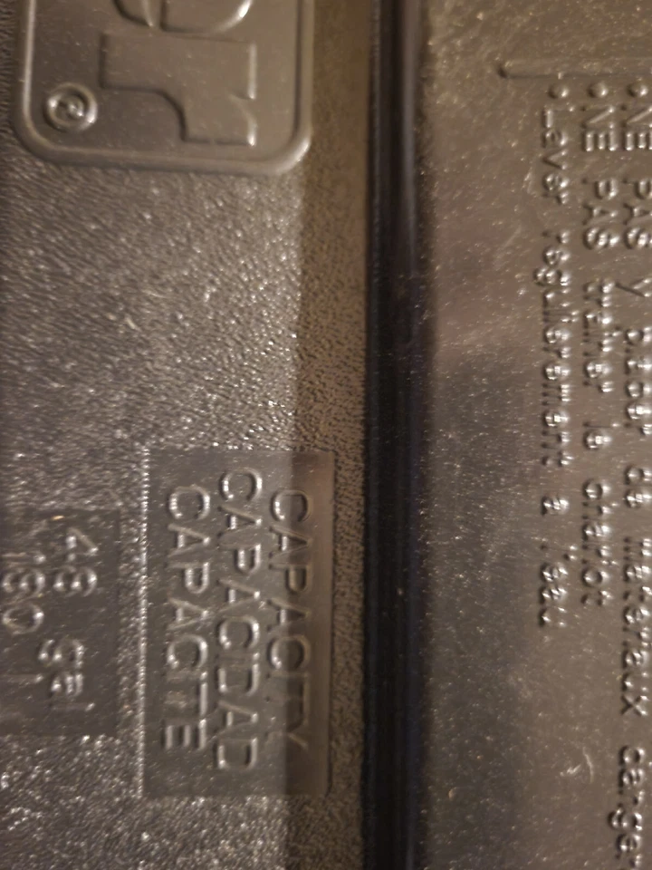 Tres botes de basura Toter de plástico de 48 galones nuevos. Foto 3 de 3