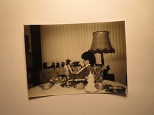 Wohnung - Frau beim Fernsehzeitung Lesen - Tisch Fernseher Lampe / Foto