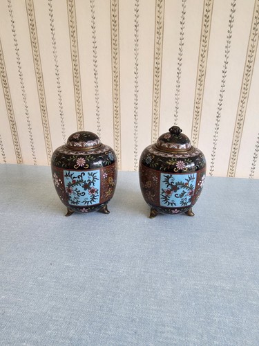 Ein Paar kleine antike japanische Cloisonné Deckelschalen Blumen und Schmetterling