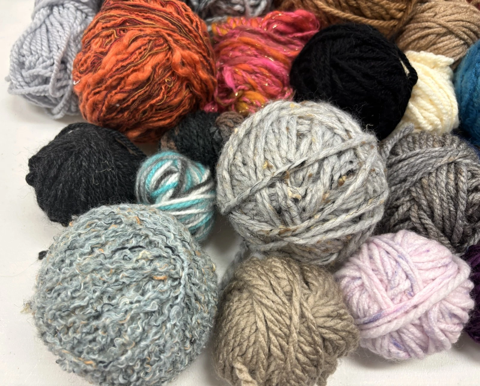 Destash 26 Balls Of Bulky Yarn Mostly Acrylic Over 2 Pounds Nice Colors - product detail image 5