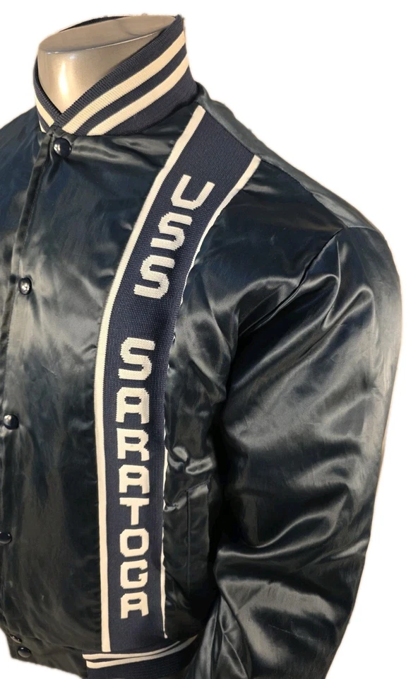 USS Saratoga 夹克男式 XL 80 年代美国海军绗缝蓝色缎面美国拼色 — 第 2/4 张图片