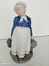 Porcellana Danese Royal Copenaghen n. 815;  Donna con cestino e e brocca 1970