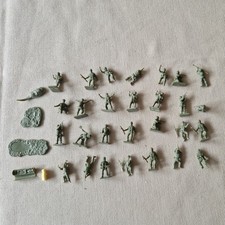 28 Plastiksoldaten ca. 3,5 cm Figuren grün Spielzeug Militär Armee