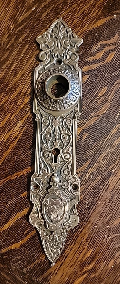 Редкая Старинная Декоративная Тарелка с Дверной Ручкой Рассела Эрвина с Крышкой Замочной скважины Льва Бронза - Изображение 2 из 4