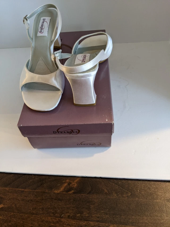 Sandália de cetim branco Dyables tamanho 7,5 nova com etiquetas - Imagem 2 de 3
