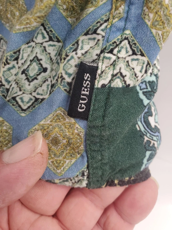 Camisa Guess Para Hombres XS Calce Ajustado Estampado de Retazos Manga Corta Abotonada M2H06WD4Z2 Foto 3 de 4