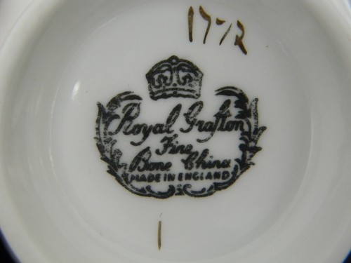 Royal Grafton Shamrock Gold Trim Teacup & Saucer Fine Bone China Made in England - Picture 3 of 5