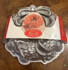 Nordic Ware 85348 Christmas Holiday Wreath Cake Pan NEW