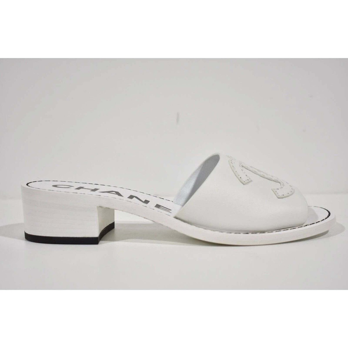 CHANEL ミュール Chanel 22S White Calfskin Leather CC Logo Mules Slide Sandal Block