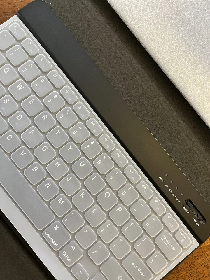 Surface Pro 8 Smart Keyboard Case Tus282/239 Black. New In Box - Image 4 of 4