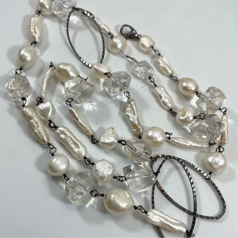 Collar de cadena de perlas blancas de agua dulce de cuarzo transparente con cuentas de bronce Foto 4 de 4