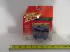 Johnny Lightning Classic Gold 1971 Plymouth hemi Cuda Blue 2001 MOC