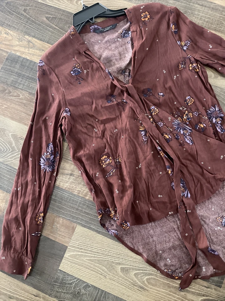 Blusa envolvente sintética con estampado floral marrón Knot Sisters talla XS dobladillo alto bajo Foto 3 de 4