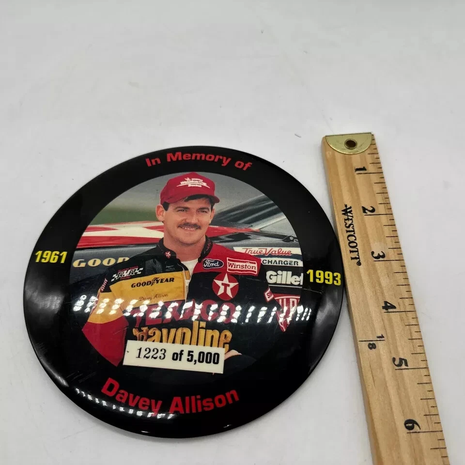 DAVEY ALLISON EN MEMORIA DE BOTONES GRANDES BOTÓN TRASERO NASCAR LOTE DE 2 -5.000 HECHOS Foto 3 de 3