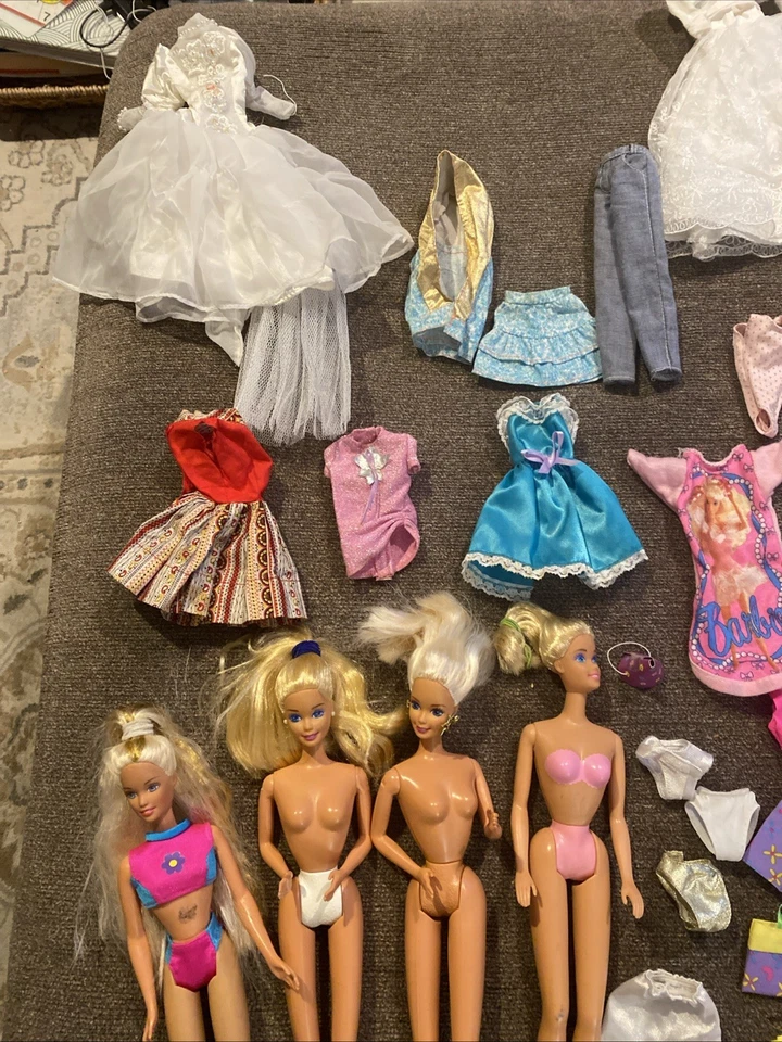 Gran Lote de Ropa, Zapatos, Sombreros, Accesorios para Muñeca Barbie++++++ Foto 3 de 4