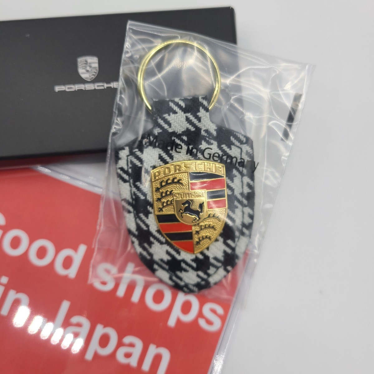 正規品・希少 Porsche ぺピタ キーホルダー Porsche Crest key chain Pepita Pattern key holder NEW WITH