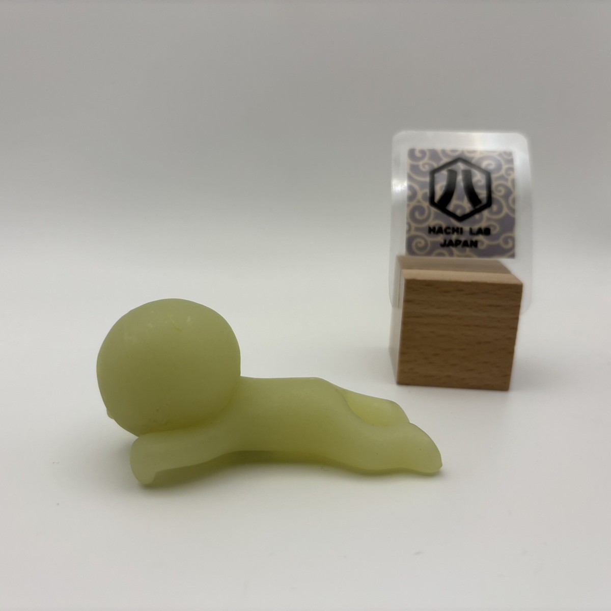 SMISKI Series 3 Peeking Look down GLOW IN THE DARK Figure