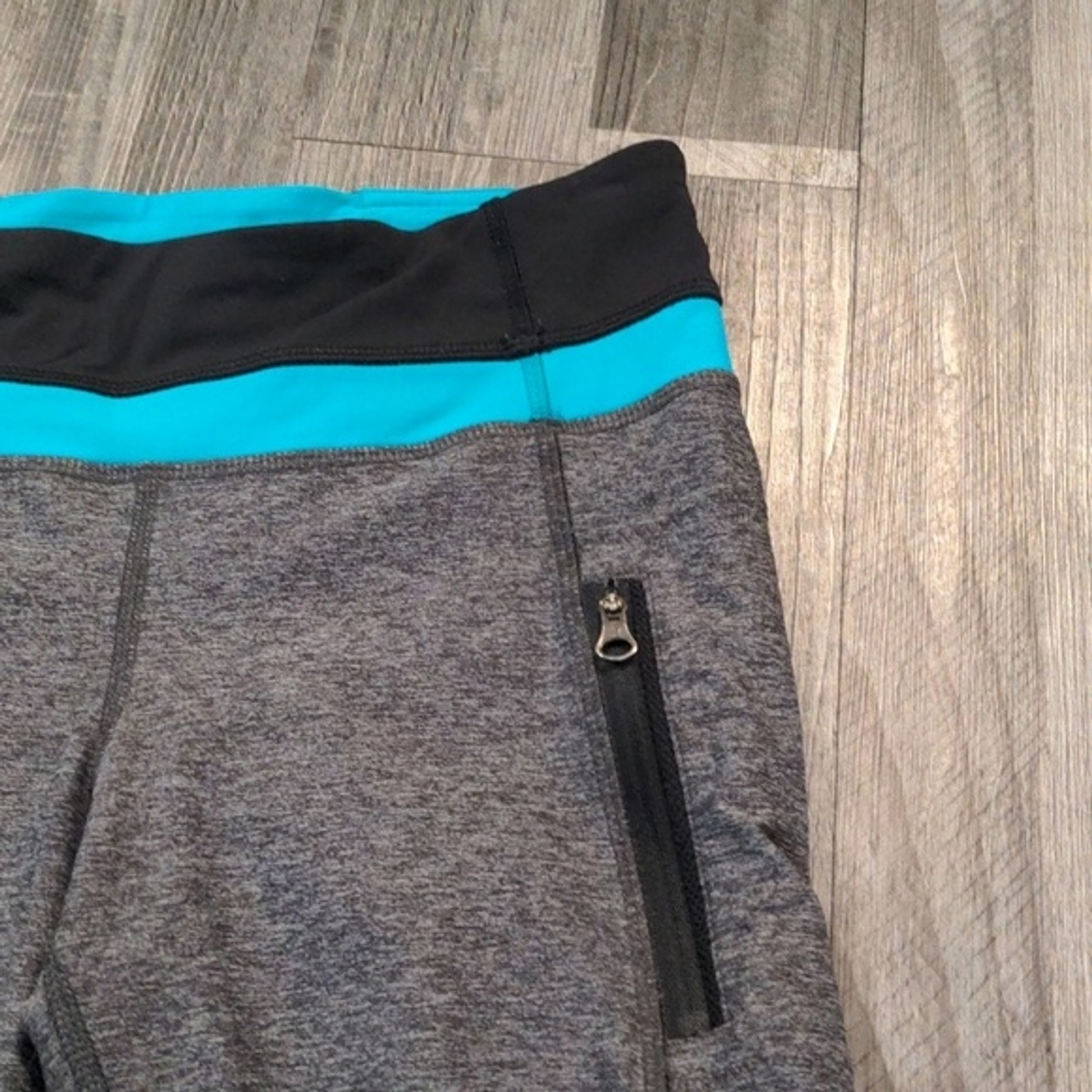 Lululemon Gray Cropped Pockets Mesh Design Leggin… - image 3