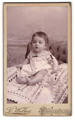 Fotografie L. Wolters, Finsterwalde, Grabenstrasse 4, niedliches Baby im weißen 