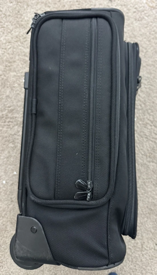 Briggs & Riley Travelware 21" Black Carry On Suitcase Comes with Inserts - Image 3 of 4