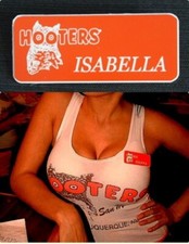 Pin's étiquette nom uniforme Isabella Hooters lingerie jeu de rôle drag queen travesti