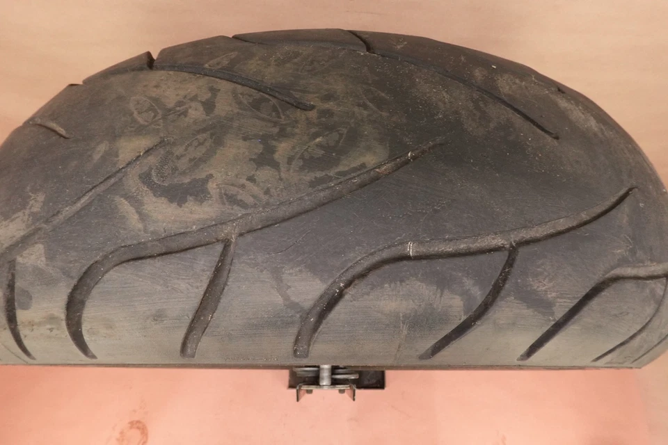 Llanta trasera Michelin 08-13 Harley Davidson Dyna Fat Bob FXDF 180/65 B16 Foto 2 de 4